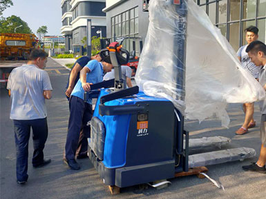 科力電動堆高車進(jìn)行裝卸、堆高、堆垛和短距離運輸作業(yè)