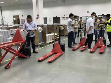 電動高升程搬運車交付使用，感謝廠家羅總親自跟客戶講解操作方法！